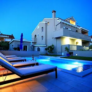  Apartment Lotos